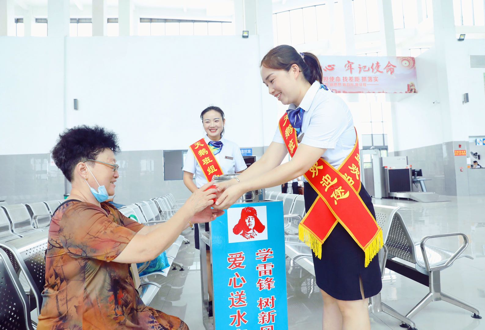 鄱陽長運(yùn)客運(yùn)總站天鵝班組為旅客免費“送清涼”