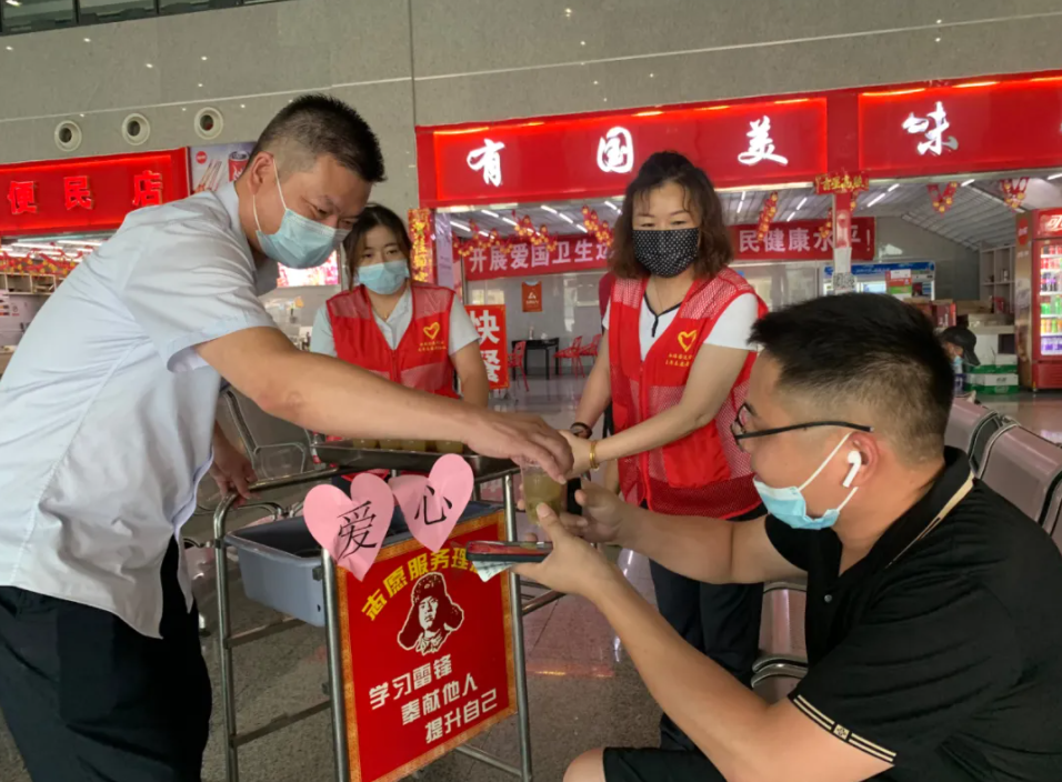 都市城際公交 長(zhǎng)途汽車西站、徐坊客運(yùn)站開展送清涼活動(dòng)