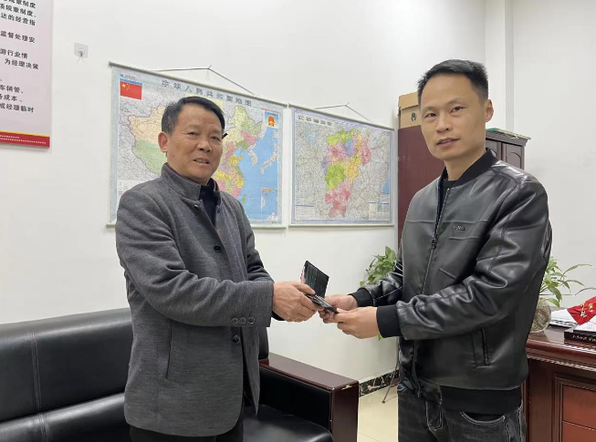 鄱陽長運(yùn):拾金不昧暖人心,乘客致謝送錦旗