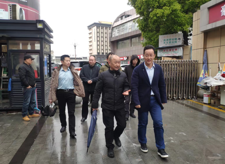 穆孫祥督導(dǎo)長運物業(yè)、都市城際公交文明創(chuàng)建工作