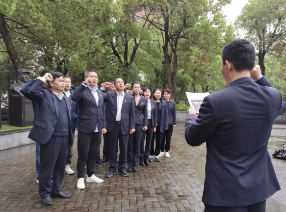 都市城際公交 旅游客運(yùn)分公司黨支部開展“緬懷革命先烈，傳承紅色基因”祭掃活動(dòng)