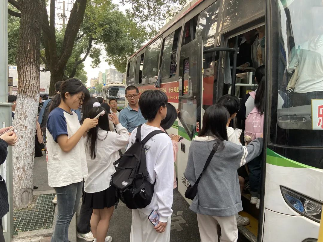 景德鎮(zhèn)長運(yùn)：多點(diǎn)聯(lián)動 做好周末學(xué)生返校運(yùn)輸工作