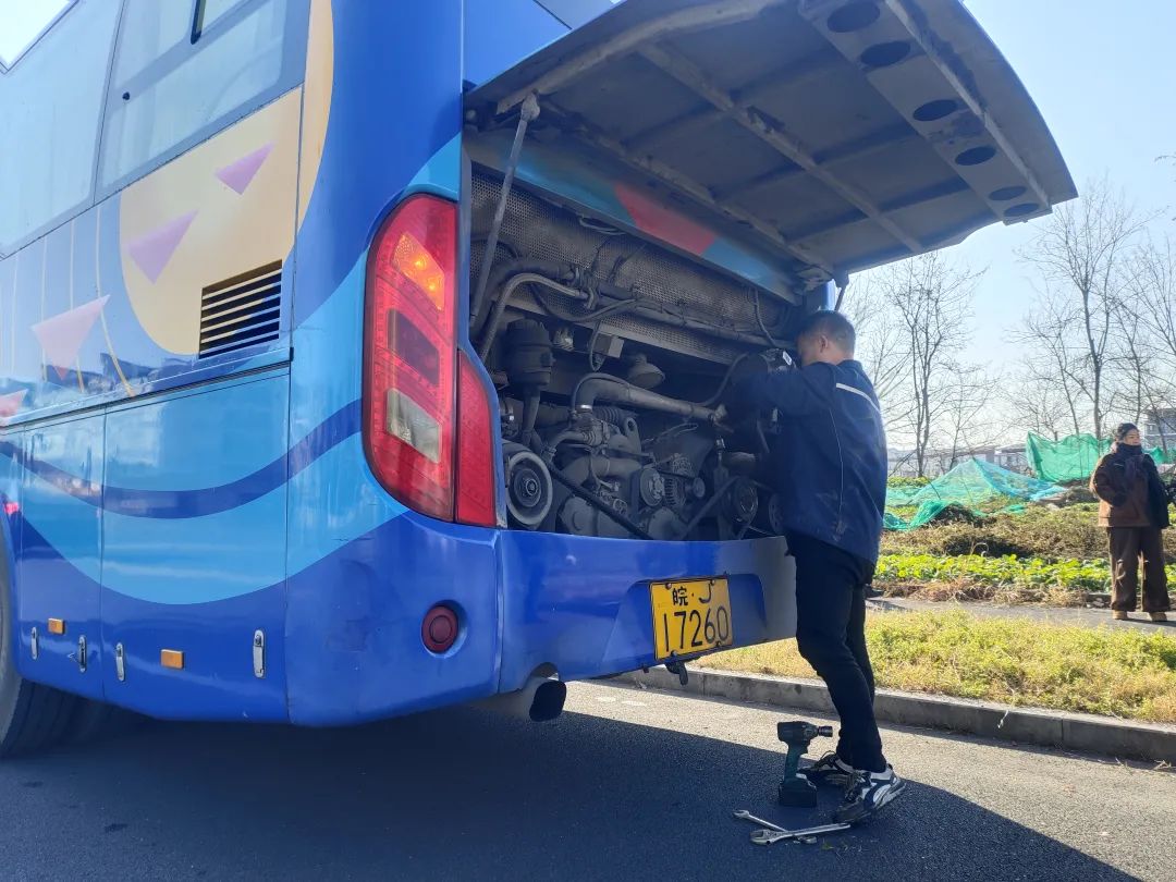 黃山長(zhǎng)運(yùn):開展車輛突發(fā)機(jī)件故障應(yīng)急演練