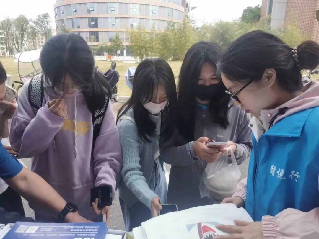 上饒汽運(yùn) 開展校園直通車地推活動