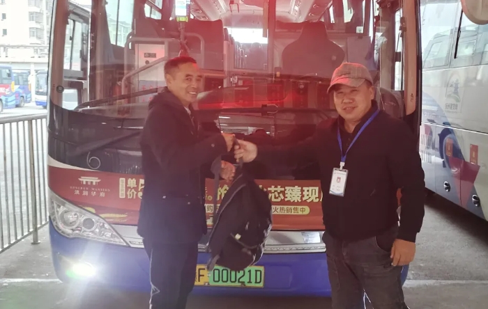 撫州長運(yùn)：乘客遺失背包 公交人及時(shí)歸還