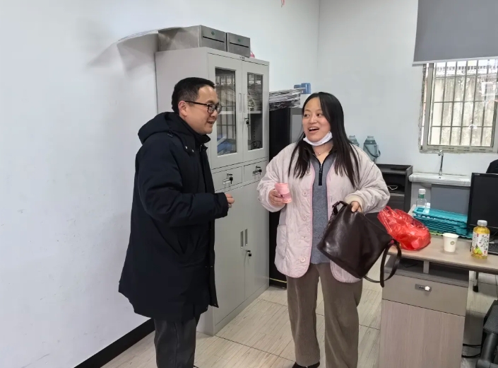 上饒汽運(yùn)：駕駛員拾金不昧 歸還萬元現(xiàn)金