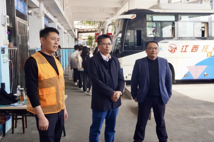肖良芝深入一線督導清明節(jié)前運輸工作